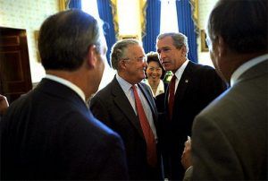 US-Präsident Bush vor der Unterzeichnung des SOX mit Senator Paul Sarbanes im Jahe 2002