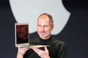 Kuriose Eigenschaften berühmter Gründer von Gates bis Zuckerberg 5 Steve Jobs with MacBook Air