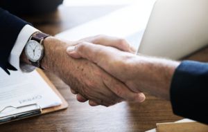 Was ist ein Kreditor? 1 Partner, die Hände schütteln