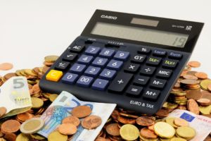 Was ist ein Kreditor? 2 Taschenrechner und Geldscheine