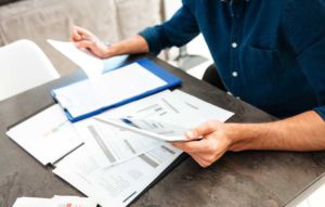 Vertragsarten 5 Der Arbeitsvertrag regelt die Zusammenarbeit zwischen Mitarbeiter und Firma
