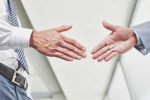 Vertragsarten 6 Kaufleute können Verträge per Handschlag fassen