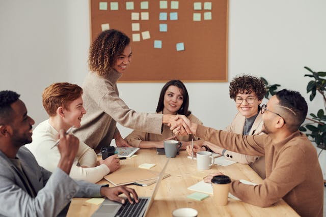 Wie Datenräume die Zusammenarbeit in virtuellen Teams verbessern